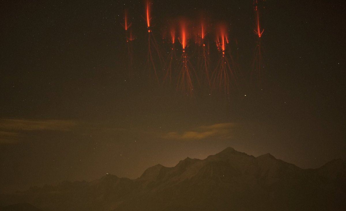 alchimistfr's tweet photo. Phénomène naturel rare, ces farfadets ont été capturés ce week-end au dessus du Mont Blanc par le photographe Didier Plassard. 

Ces événements lumineux transitoires sont d’intenses étincelles qui se déclenchent en même temps que des orages puissants. https://t.co/vxxljYau8o