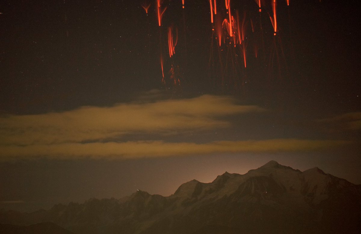alchimistfr's tweet photo. Phénomène naturel rare, ces farfadets ont été capturés ce week-end au dessus du Mont Blanc par le photographe Didier Plassard. 

Ces événements lumineux transitoires sont d’intenses étincelles qui se déclenchent en même temps que des orages puissants. https://t.co/vxxljYau8o