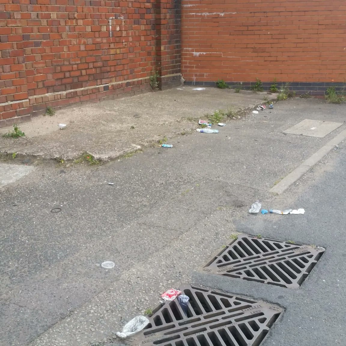 Litterwatch1's tweet photo. One thing about Kate, amongst other things, is her determination to keep her area #litter & #flytipping free Sadly, people are using her road as #stopanddrop. The road is in serious need of #weeding, think we will call in the Litter Watch team to help @SercoESUK @sandwellcouncil https://t.co/TClWzHnzq1