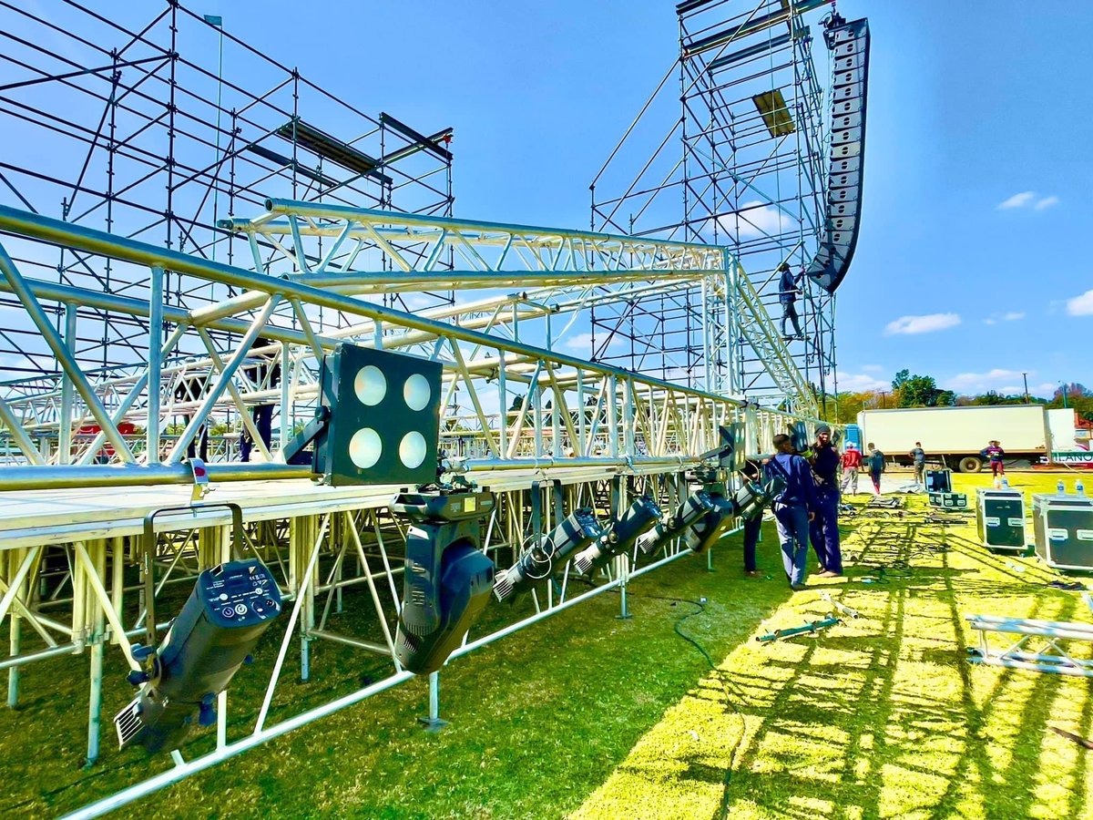RangaMberi's tweet photo. Paya pazvinonzi “music/the arts are a business” this is part of it. 
The young creatives who put up this stage, the company supplying att that rigging, logistics, sound, lighting…etc 

Get paid vafanha. 👊🏽

[📸 Tatenda Gaylord Rushwaya] https://t.co/UrvODiGGbc