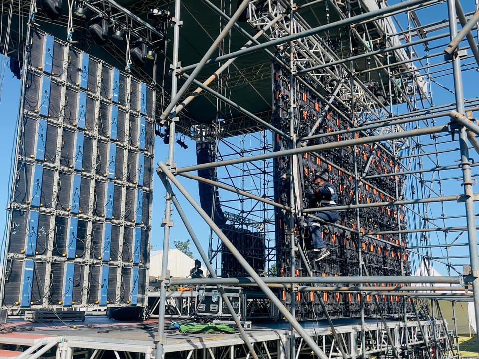 RangaMberi's tweet photo. Paya pazvinonzi “music/the arts are a business” this is part of it. 
The young creatives who put up this stage, the company supplying att that rigging, logistics, sound, lighting…etc 

Get paid vafanha. 👊🏽

[📸 Tatenda Gaylord Rushwaya] https://t.co/UrvODiGGbc