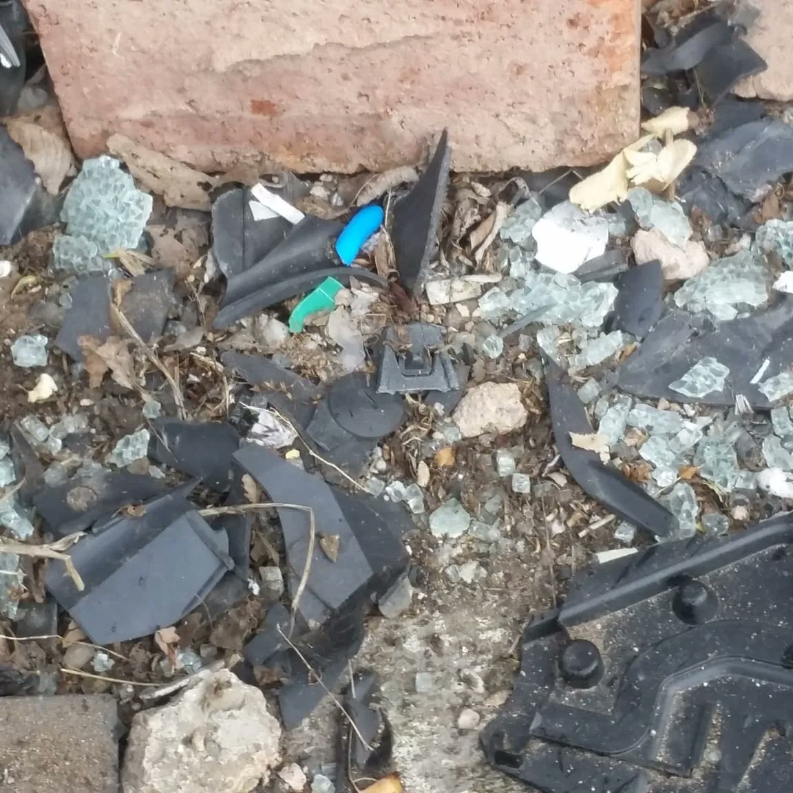 Litterwatch1's tweet photo. One thing about Kate, amongst other things, is her determination to keep her area #litter & #flytipping free Sadly, people are using her road as #stopanddrop. The road is in serious need of #weeding, think we will call in the Litter Watch team to help @SercoESUK @sandwellcouncil https://t.co/TClWzHnzq1