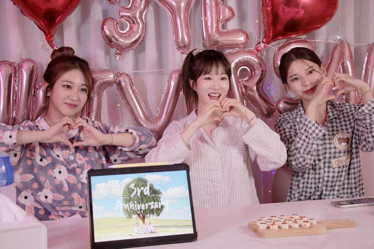3ye_official's tweet photo. [#3YE] 3YE Debut 3rd Anniversary Party Behind 📸

https://t.co/8sxbw28gJi

#3YearAnniversary #3rdAnniversary #party #behind
#써드아이 #3주년 #해피써드아이데이
#YUJI #YURIM #HAEUN #유지 #유림 #하은 https://t.co/G4qrG6win0