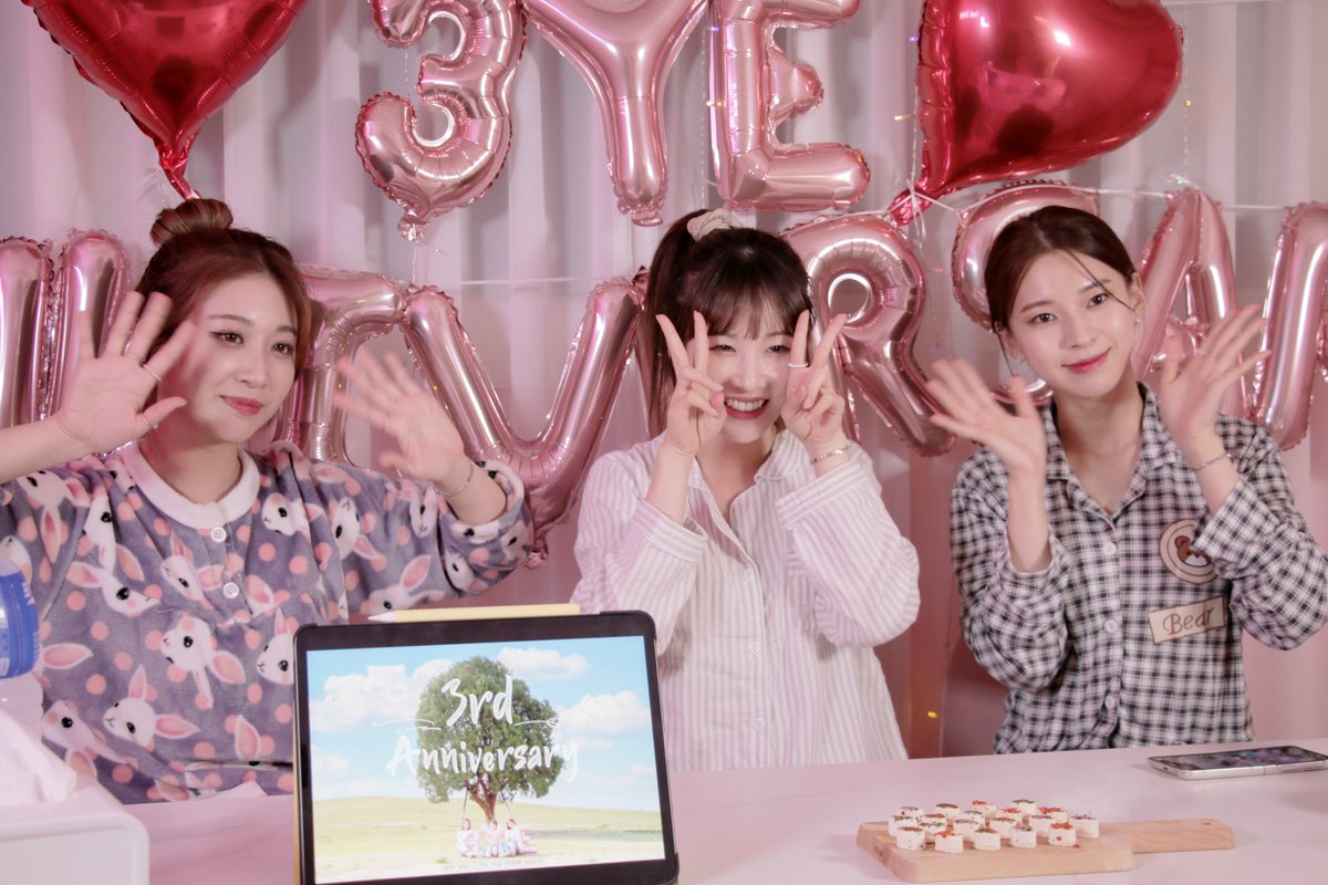 3ye_official's tweet photo. [#3YE] 3YE Debut 3rd Anniversary Party Behind 📸

https://t.co/8sxbw28gJi

#3YearAnniversary #3rdAnniversary #party #behind
#써드아이 #3주년 #해피써드아이데이
#YUJI #YURIM #HAEUN #유지 #유림 #하은 https://t.co/G4qrG6win0