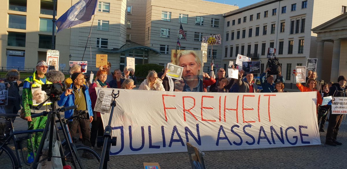 Berlin4Assange's tweet photo. #Berlin #FreeAssangeBerlin
BrandenburgerTor 02.06.22
🔺Mahnwache #JulianAssange▶️#USBotschaft
🔺Demo #NoExtradition▶️#UKBotschaft
Rede @AndrejHunko MdB
Besuch #RenéBochmann MdB
🔺@pritipatel: WE DO NOT REST! PROMISED. https://t.co/ByyylRoOJk