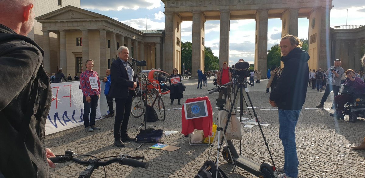 Berlin4Assange's tweet photo. #Berlin #FreeAssangeBerlin
BrandenburgerTor 02.06.22
🔺Mahnwache #JulianAssange▶️#USBotschaft
🔺Demo #NoExtradition▶️#UKBotschaft
Rede @AndrejHunko MdB
Besuch #RenéBochmann MdB
🔺@pritipatel: WE DO NOT REST! PROMISED. https://t.co/ByyylRoOJk