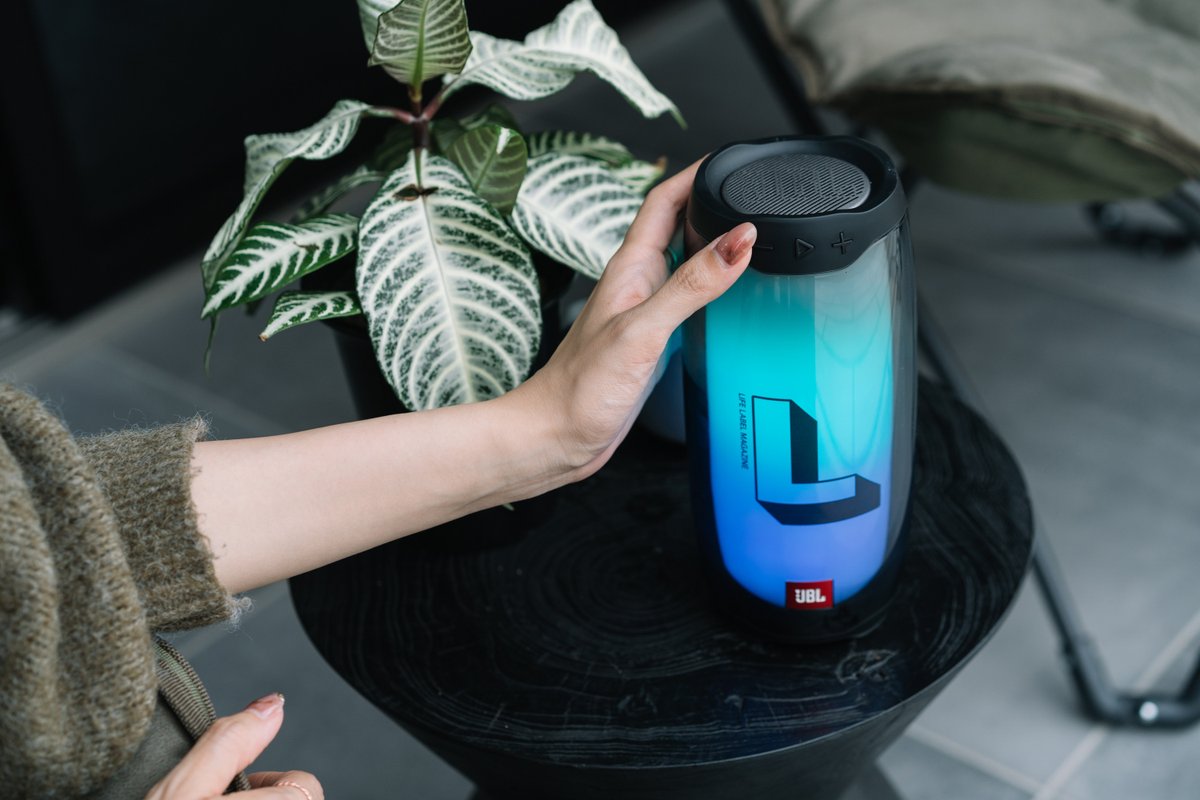 JBL_JAPAN's tweet photo. #PULSE4 が当たるCAMPAIGN開催中🎉
「LIFE LABEL magazine」リニューアル記念!
@lmag_official のLロゴをプリントしたPULSE4を10名様に🎁
💡応募方法
① #JBLと #LIFELABEL の公式Instagramをフォロー
②両アカウントのキャンペーン投稿にいいね
https://t.co/yiP5EpsbB6
https://t.co/D8EPvJT1JS https://t.co/ddoK4EOwyG