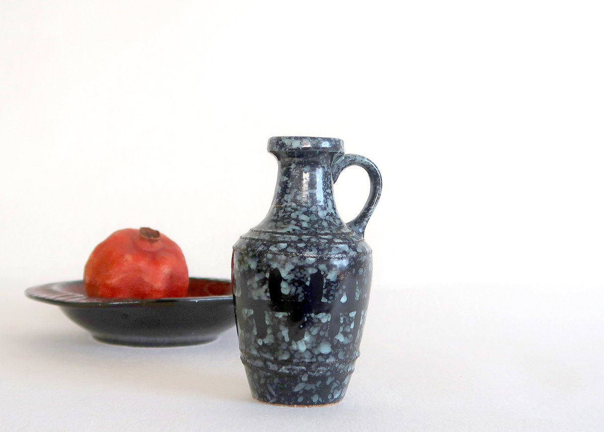New in today!
etsy.com/se-en/listing/…
Haldensleben VEB vase with a black marbled pattern, model 4079, small pitcher vase with handle
#cherryforest #haldensleben #ceramics #interiordecor #sustainabledecor #getitonetsy