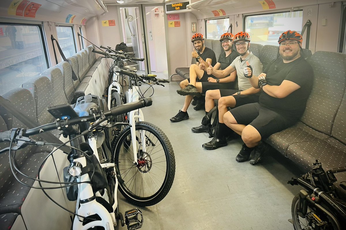 No police 👮👮‍♂️ unit ever raised the bar so high: an electric logistics vehicle for transporting bicycles, large seats for personnel with separate toilets, an on-board driver and, last but not least, one that outruns traffic jams! #HoldTheVision #worldcyclingday 🚅💪🏻🙏 —> @NMBS