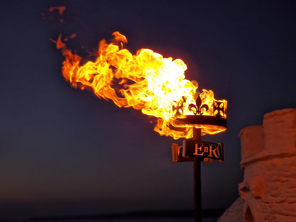 👑𝐋𝐢𝐠𝐡𝐭𝐢𝐧𝐠 𝐨𝐟 𝐭𝐡𝐞 𝐏𝐥𝐚𝐭𝐢𝐧𝐮𝐦 𝐉𝐮𝐛𝐢𝐥𝐞𝐞 𝐁𝐞𝐚𝐜𝐨𝐧👑
What a fabulous evening it was, with a very large crowd, to witness the music, fun &amp; lighting of the Platinum Jubilee Beacon. #PlatinumJubilee #Jubilee #JubileeBeacon #HuersHut  #NewquayTownCouncil