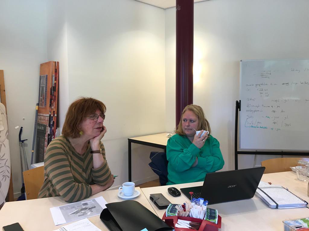 boumesho's tweet photo. Vanochtend in gesprek met vertegenwoordiging nw. Waldeck. Prachtig groene wijk. Met veel onderhoudsvraag. Op verzoek van deze vertegenwoordigers breng ik de complimenten over aan de medewerkers van @GemeenteDenHaag. In het bijzonder collega’s van het groenonderhoud! @bredemeijer https://t.co/6OtyuWa7B0
