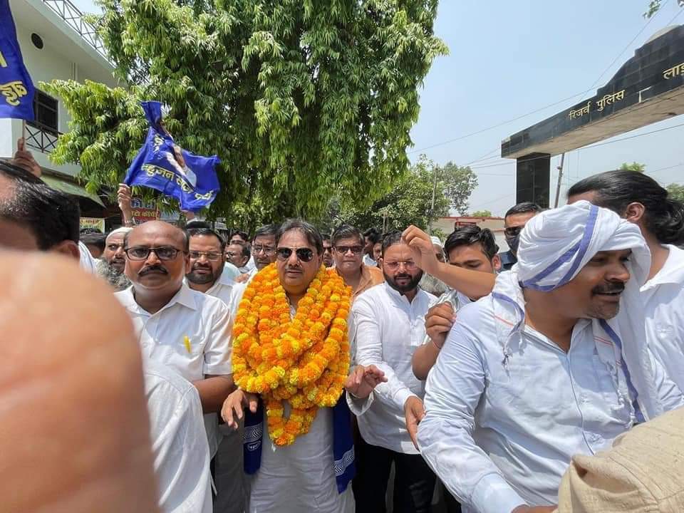 ShahAlambsp's tweet photo. 1. आज अपना नामांकन पत्र दाखिल किया, नामांकन दाखिल करने के बाद मीडिया से मुखातिब होते हुआ अगर जनता का आशीर्वाद मिला तो ईमानदारी से समाज की सेवा करूंगा। सर्वसमाज सहित पूरा मुस्लिम समाज अब एकतरफा वोट देने के लिए तैयार खड़ा है। सपा द्वारा मुसलमानों को डराकर भाजपा के विरुद्ध
1/2 https://t.co/w5lPxg0vha