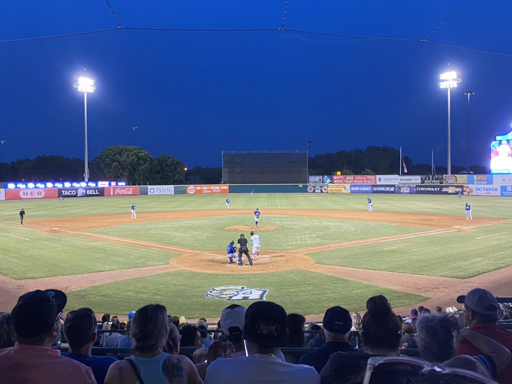 classicsgirl04's tweet photo. Had such a fun time at the @missionsmilb game! Need to do this again very soon. #flyingchanclas https://t.co/3p7kE0dLT8