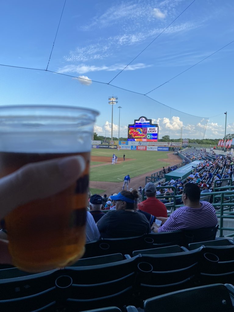 classicsgirl04's tweet photo. Had such a fun time at the @missionsmilb game! Need to do this again very soon. #flyingchanclas https://t.co/3p7kE0dLT8