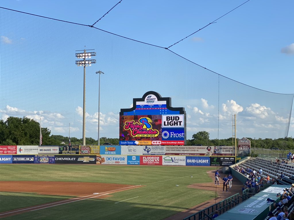 classicsgirl04's tweet photo. Had such a fun time at the @missionsmilb game! Need to do this again very soon. #flyingchanclas https://t.co/3p7kE0dLT8