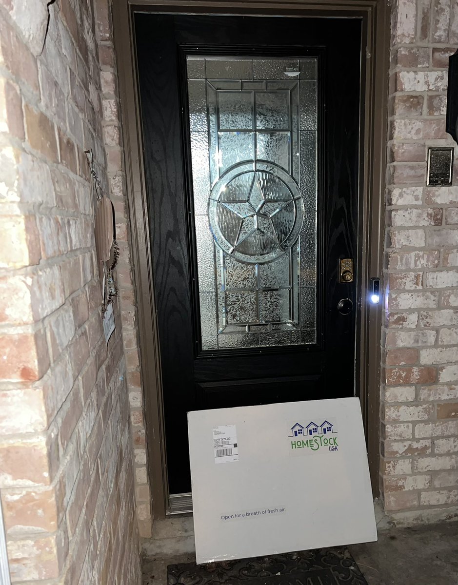 d4klee's tweet photo. Love getting this white box delivered, it reminds me to change the air filters! @brooksbankhead @kreatiffanylee #homestockusa https://t.co/aIlqhp7PHo