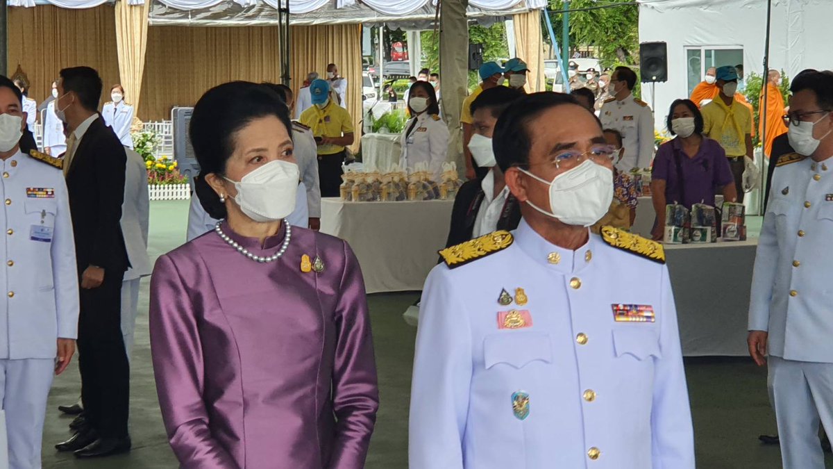 sirotek's tweet image. "ชัชชาติ" ออกงานใหญ่ครั้งแรก "ประยุทธ์" เป็นประธาน ร่วมพิธีทำบุญตักบาตรถวายพระราชกุศลวันเฉลิมพระชนมพรรษาพระราชินี นำถวายธูปเทียนแพและความเคารพหน้าพระบรมฉายาลักษณ์ ก่อนที่ สมเด็จพระราชาคณะและพระสงฆ์ เดินรับบิณฑบาต