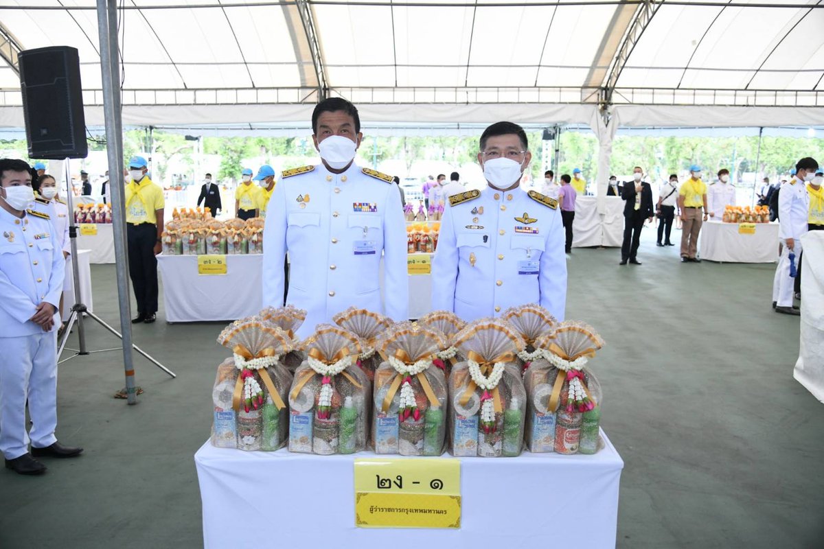 sirotek's tweet image. "ชัชชาติ" ออกงานใหญ่ครั้งแรก "ประยุทธ์" เป็นประธาน ร่วมพิธีทำบุญตักบาตรถวายพระราชกุศลวันเฉลิมพระชนมพรรษาพระราชินี นำถวายธูปเทียนแพและความเคารพหน้าพระบรมฉายาลักษณ์ ก่อนที่ สมเด็จพระราชาคณะและพระสงฆ์ เดินรับบิณฑบาต