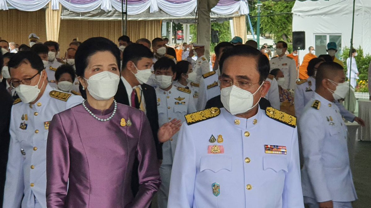 sirotek's tweet image. "ชัชชาติ" ออกงานใหญ่ครั้งแรก "ประยุทธ์" เป็นประธาน ร่วมพิธีทำบุญตักบาตรถวายพระราชกุศลวันเฉลิมพระชนมพรรษาพระราชินี นำถวายธูปเทียนแพและความเคารพหน้าพระบรมฉายาลักษณ์ ก่อนที่ สมเด็จพระราชาคณะและพระสงฆ์ เดินรับบิณฑบาต