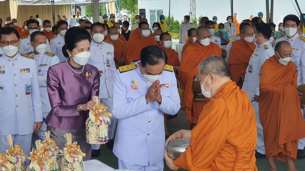 sirotek's tweet image. "ชัชชาติ" ออกงานใหญ่ครั้งแรก "ประยุทธ์" เป็นประธาน ร่วมพิธีทำบุญตักบาตรถวายพระราชกุศลวันเฉลิมพระชนมพรรษาพระราชินี นำถวายธูปเทียนแพและความเคารพหน้าพระบรมฉายาลักษณ์ ก่อนที่ สมเด็จพระราชาคณะและพระสงฆ์ เดินรับบิณฑบาต