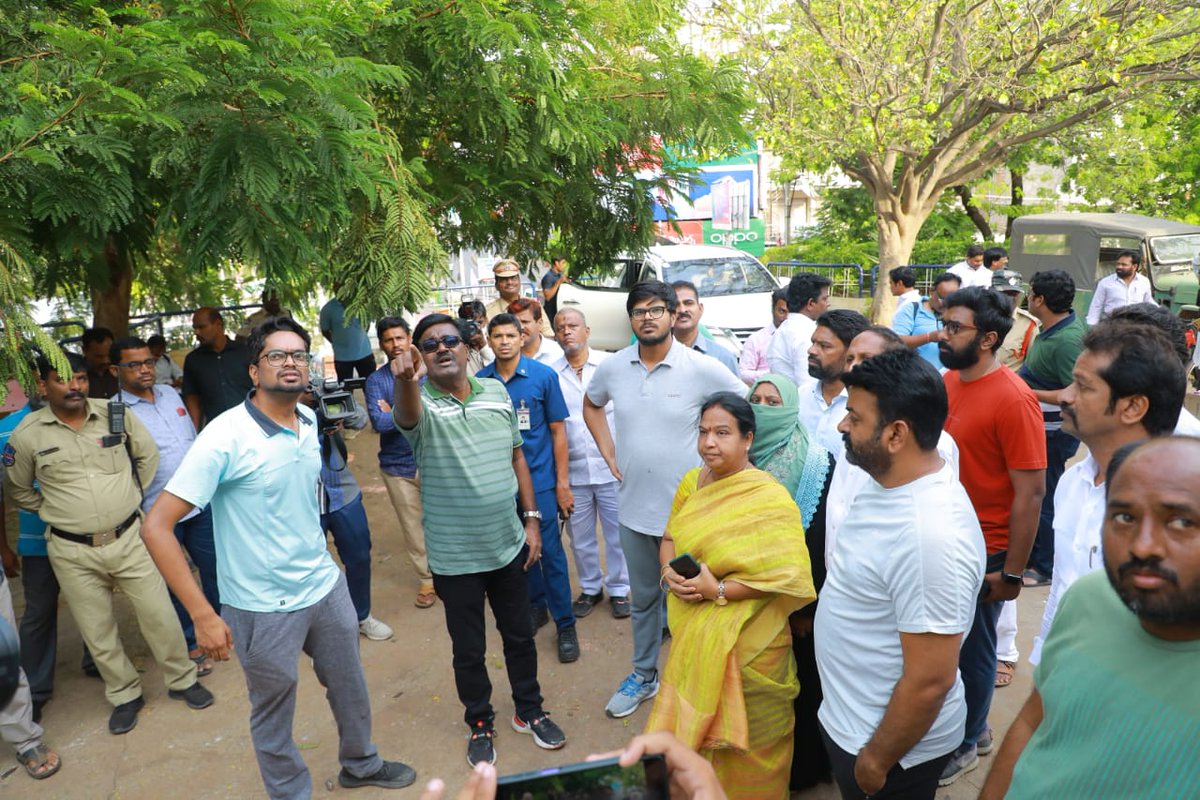 puvvada_ajay's tweet photo. #PallePragati, #PattanaPragati కార్యక్రమంలో భాగంగా @MC_Khammam కార్పోరేషన్ పరిధిలోని పలు డివిజన్లలో ఉదయాన్ని సైకిల్ పై @Collector_KMM, #Mayor, #MuncipalCommissioner తో కలిసి పర్యటించి చేపట్టాల్సిన పనులు, కొనసాగుతున్న పనులను పరిశలించడమైంది(1/3). @TelanganaCMO @MinisterKTR @KTRTRS https://t.co/BmFCrt2o8S