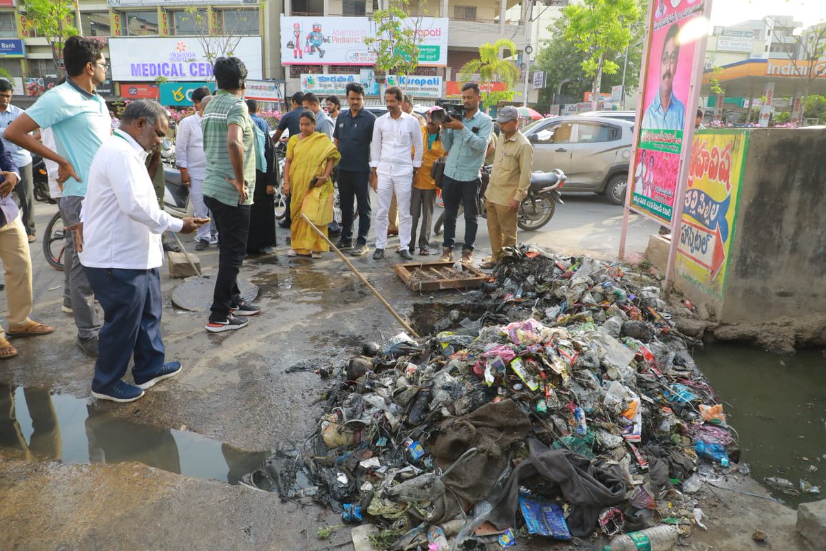 puvvada_ajay's tweet photo. #PallePragati, #PattanaPragati కార్యక్రమంలో భాగంగా @MC_Khammam కార్పోరేషన్ పరిధిలోని పలు డివిజన్లలో ఉదయాన్ని సైకిల్ పై @Collector_KMM, #Mayor, #MuncipalCommissioner తో కలిసి పర్యటించి చేపట్టాల్సిన పనులు, కొనసాగుతున్న పనులను పరిశలించడమైంది(1/3). @TelanganaCMO @MinisterKTR @KTRTRS https://t.co/BmFCrt2o8S
