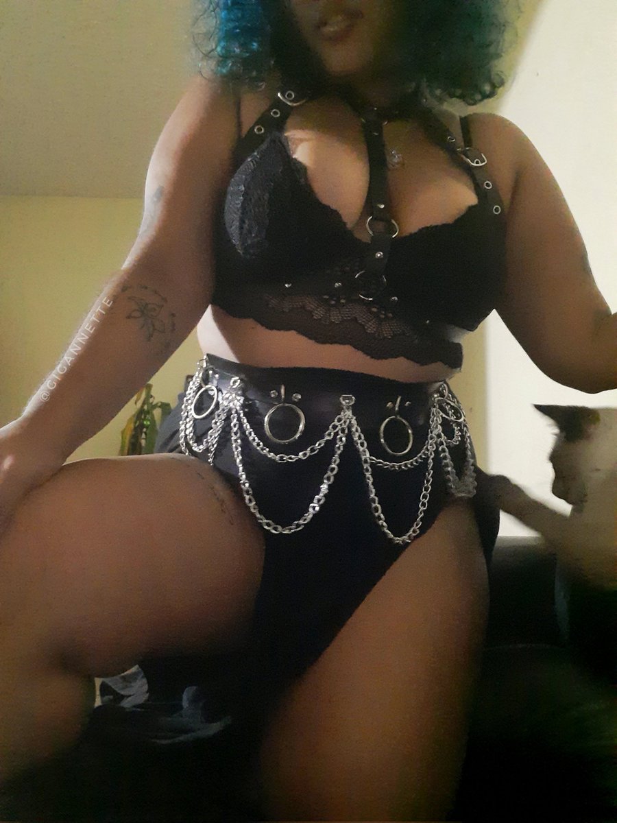 GigAnnette's tweet photo. So, apparently my kitty heard the tinies I have trapped on my 🐱 and its trying to save them ...
How rude 😒

#giantess #NSFW #nsfwxRolePlay #seller #model #sizetwitter https://t.co/XiYpX65fPm