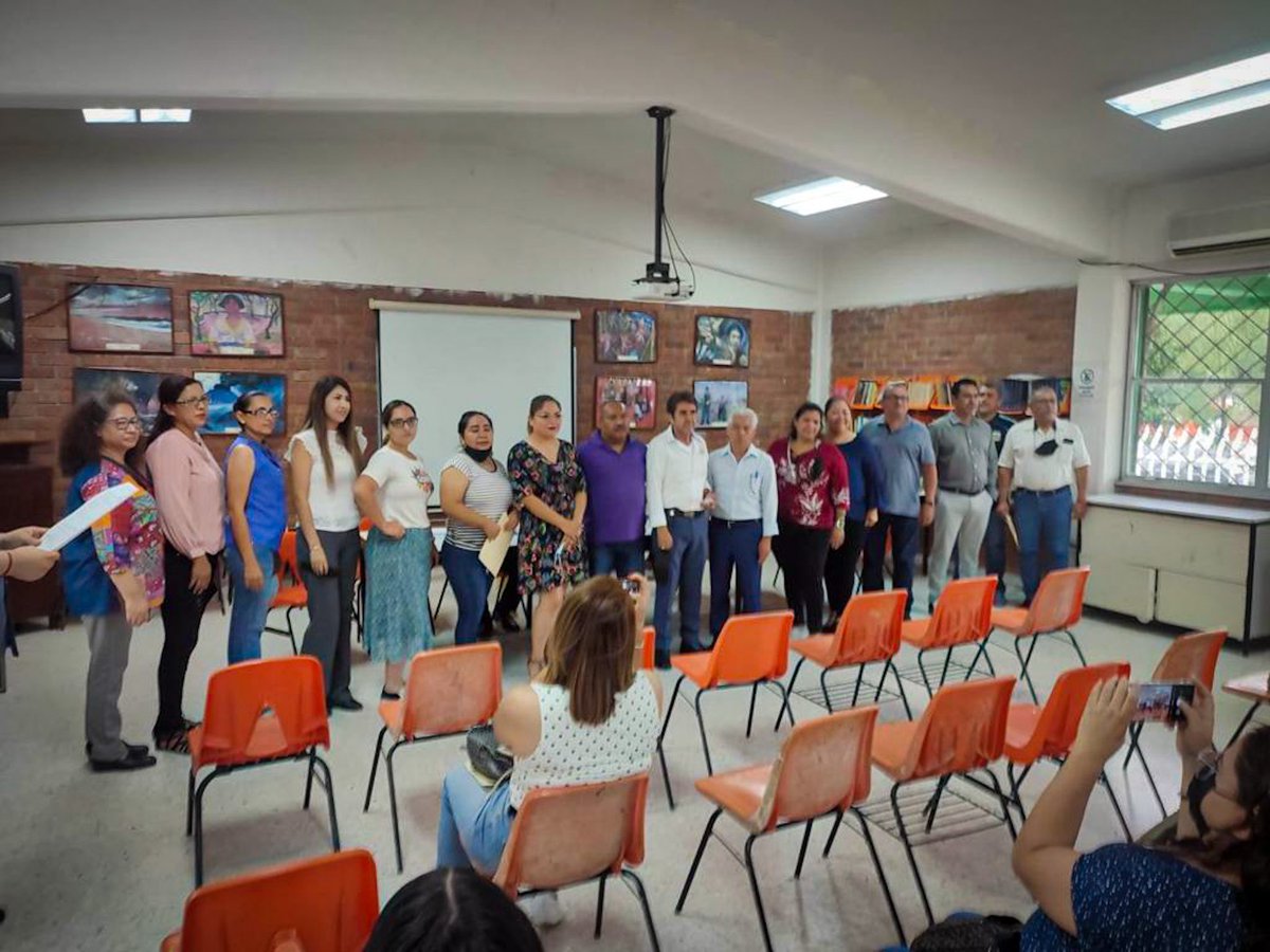 SNTE21's tweet photo. #UnoSomosTodos🙋♀️
#TodosSomosUno🙋♂️
A través de ejercicios democráticos🗳 los Centros de Trabajo #CT362 de Telesecundarias, #CT66 y #CT68 de Preescolar, eligieron como Representantes Sindicales a los Profrs. Jesús Israel de la Cruz Herrera, Karla Haydee Ortega Cavazos y https://t.co/amBxpfzERe