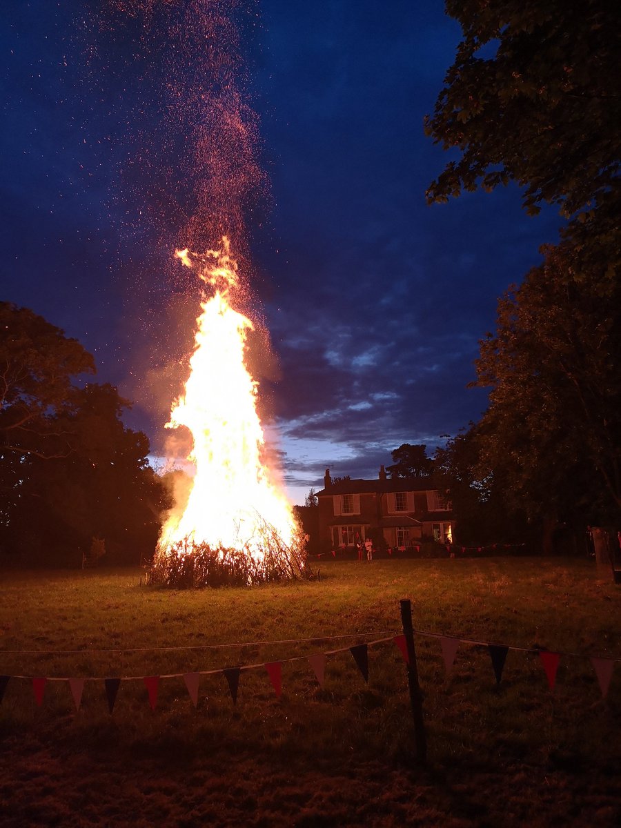 jackieofhearts's tweet photo. #BeaconLighting #funtington
#westsussex #community
#local #Event #platinumjubilee2022 https://t.co/lUIaDcYBlP