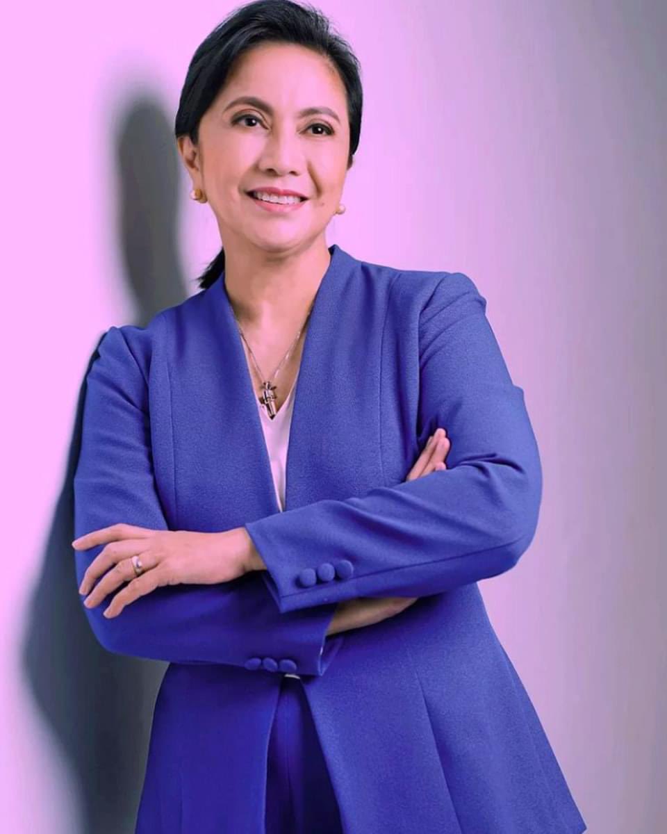 hearstrings368's tweet photo. "yung bayan natin hinihintay pa rin tayo." -  VP Leni. Sasamahan ka po namin ma'am @lenirobredo 🌹🌹🌹 #AngPresidente https://t.co/vYsj0r9M0M