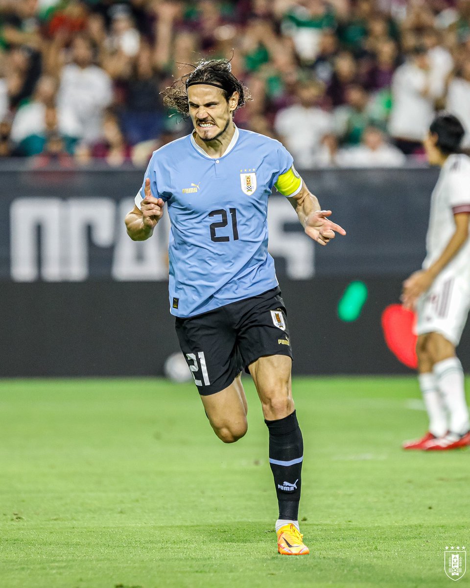 Con 35 años de edad, Edinson Cavani sigue marcando goles con la Selección de Uruguay y se prepara para el cuarto Mundial de su carrera. ¿Alguien quiere a un ariete que garantiza rendimiento? El Matador está en el mercado como agente libre. DELANTERO DE ÉPOCA.