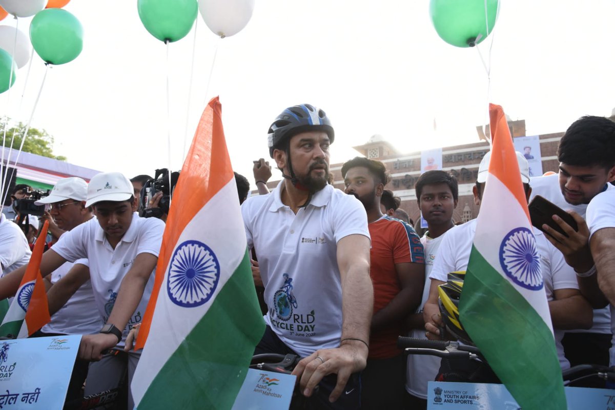 airnewsalerts's tweet photo. Youth Affairs and Sports Minister @ianuragthakur launches nationwide Fit India Freedom Rider Cycle Rally at Major Dhyan Chand Stadium in New Delhi on #WorldBicycleDay this morning. #Cycling4India #cycleforgood #AmritMahotsav #FitIndiaFreedomRider https://t.co/IQunWE0Ghb