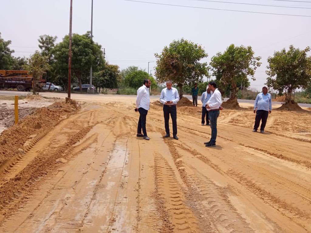 CeoNoida's tweet photo. नौएडा में औद्योगिक विकास को द्रुत गति से बढ़ावा देने के लिए @noida_authority द्वारा निरंतर अंडरपास, फ्लाईओवर,नए व चौड़े मार्गों आदि बनाये जा रहे हैं। इसी क्रम में औद्योगिक सेक्टर 164 व 165 जोड़ने हेतु 30 मीटर चौड़ी नयी सड़क का निर्माण प्रगतिरत है।
#NoidaAtWork
@InfoDeptUP @UPGovt https://t.co/yzbnqq1umG
