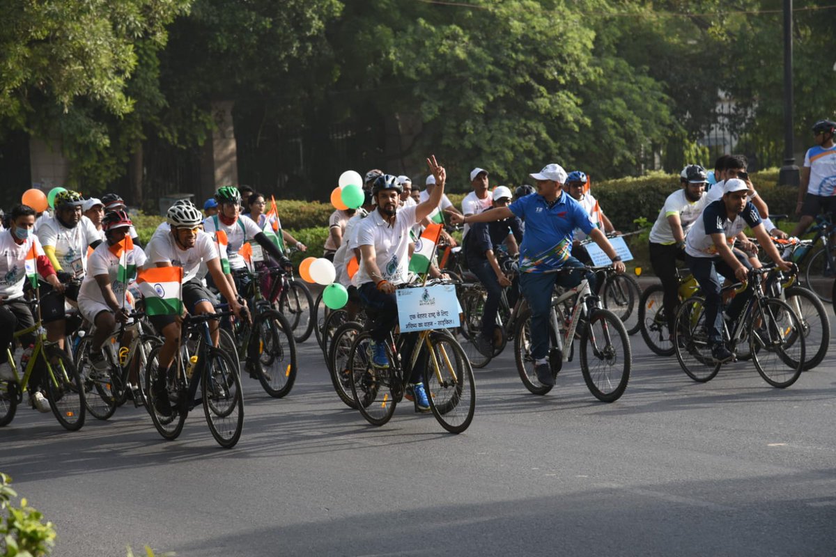airnewsalerts's tweet photo. Youth Affairs and Sports Minister @ianuragthakur launches nationwide Fit India Freedom Rider Cycle Rally at Major Dhyan Chand Stadium in New Delhi on #WorldBicycleDay this morning. #Cycling4India #cycleforgood #AmritMahotsav #FitIndiaFreedomRider https://t.co/IQunWE0Ghb