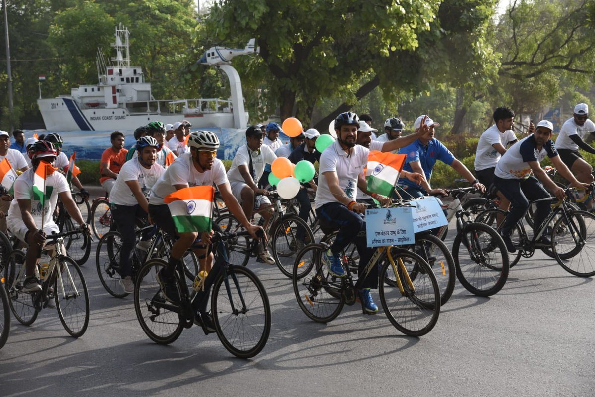 airnewsalerts's tweet photo. Youth Affairs and Sports Minister @ianuragthakur launches nationwide Fit India Freedom Rider Cycle Rally at Major Dhyan Chand Stadium in New Delhi on #WorldBicycleDay this morning. #Cycling4India #cycleforgood #AmritMahotsav #FitIndiaFreedomRider https://t.co/IQunWE0Ghb