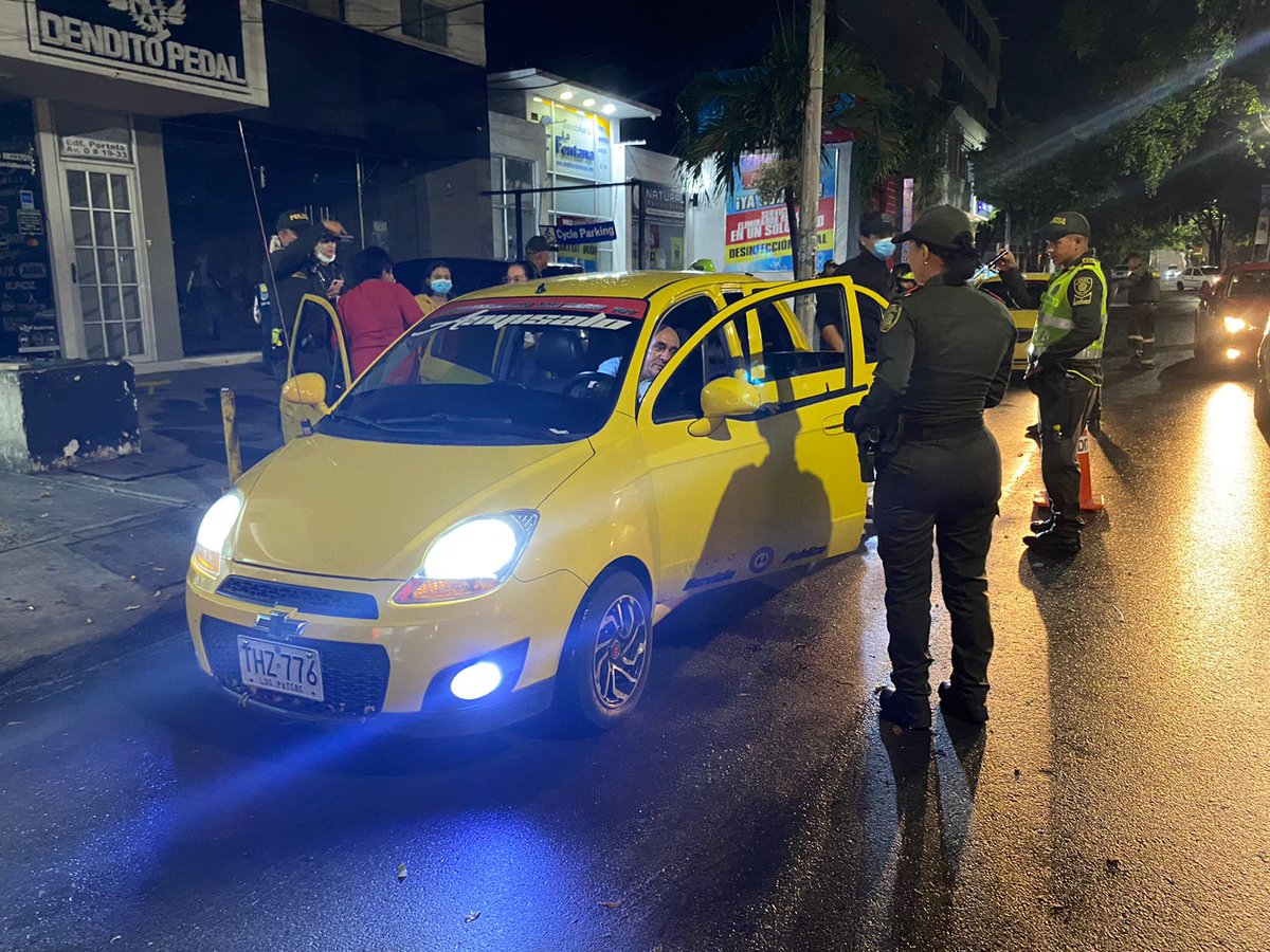 PoliciaCucuta's tweet photo. Desde los barrios de #PuenteBarco y #Caobos nuestros uniformados de #Prevención y el grupo de #CuadranteDeVecindario adelantan actividades de prevención y control a vehículos y personas en el fortalecimiento de la convivencia y la seguridad de los cucuteños. #DeFrenteALaVida https://t.co/eKaT9oUkKL