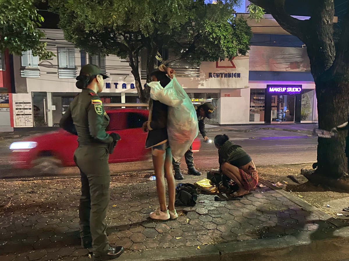 PoliciaCucuta's tweet photo. Desde los barrios de #PuenteBarco y #Caobos nuestros uniformados de #Prevención y el grupo de #CuadranteDeVecindario adelantan actividades de prevención y control a vehículos y personas en el fortalecimiento de la convivencia y la seguridad de los cucuteños. #DeFrenteALaVida https://t.co/eKaT9oUkKL