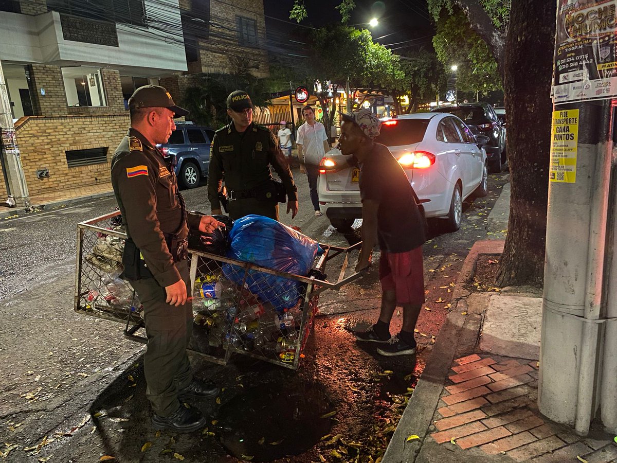 PoliciaCucuta's tweet photo. Desde los barrios de #PuenteBarco y #Caobos nuestros uniformados de #Prevención y el grupo de #CuadranteDeVecindario adelantan actividades de prevención y control a vehículos y personas en el fortalecimiento de la convivencia y la seguridad de los cucuteños. #DeFrenteALaVida https://t.co/eKaT9oUkKL