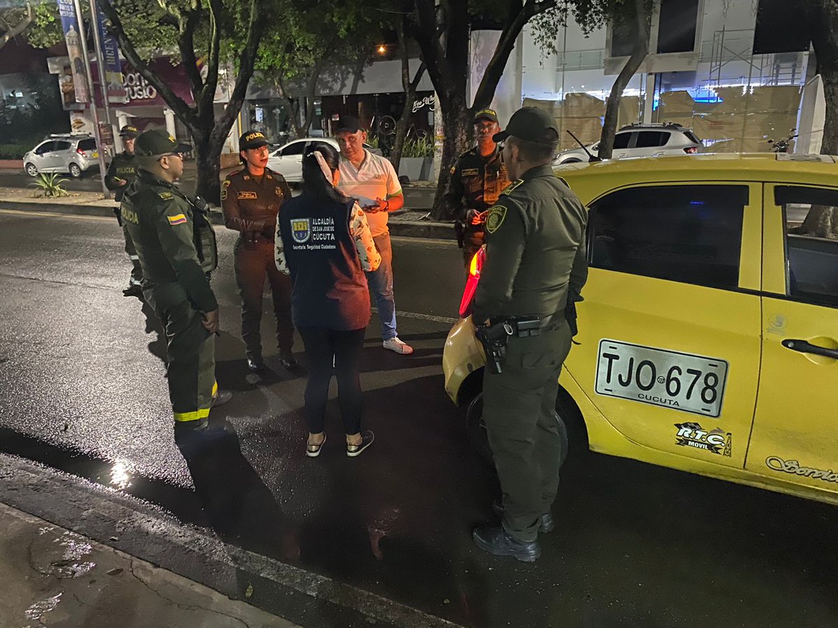 PoliciaCucuta's tweet photo. Desde los barrios de #PuenteBarco y #Caobos nuestros uniformados de #Prevención y el grupo de #CuadranteDeVecindario adelantan actividades de prevención y control a vehículos y personas en el fortalecimiento de la convivencia y la seguridad de los cucuteños. #DeFrenteALaVida https://t.co/eKaT9oUkKL