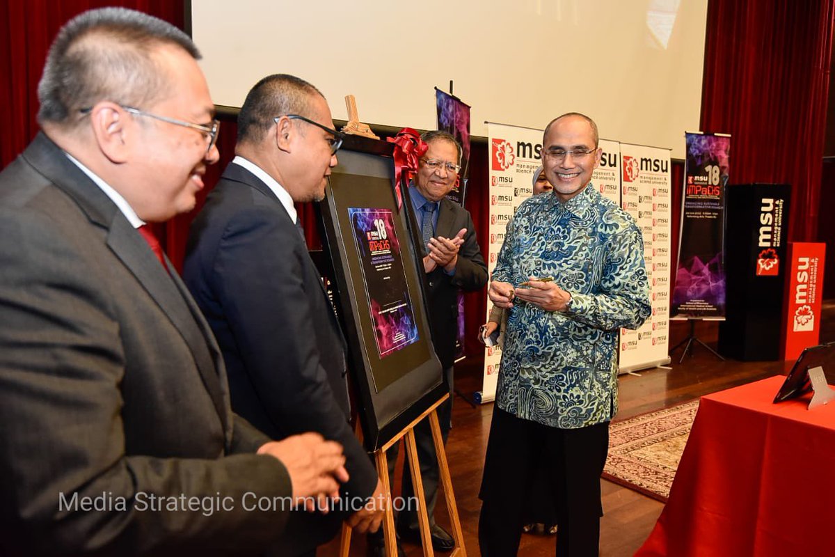 MohdShukriYajid's tweet photo. Officiated the 18th International Medical Pharmaceutical Cosmeticutical and Health Science Symposium #18thIMPaCHS organised by the cluster of Health & Medical. @MSUmalaysia @MSUmalaysia_SPH @MSUIMS #FHLS https://t.co/n5SMf170Pg