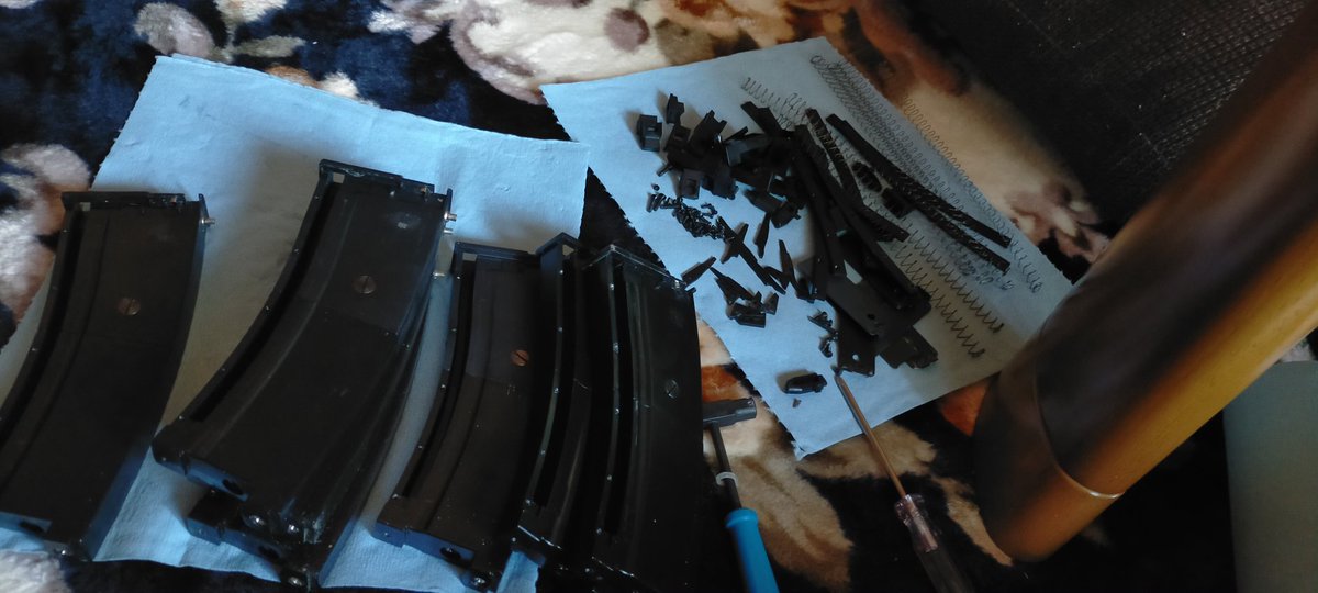 UKikkoman's tweet photo. WE のSTANAGマガジンの分解メンテナンス中
GEN2モデルなので整備性はまだいい方
とりあえず中性洗剤で洗浄してその後バルブのグリスアップ予定

#WE_TECH  #STANAG #マガジン #M4A1 #HK416 #GBB #メンテナンス https://t.co/XAHPoApv2J