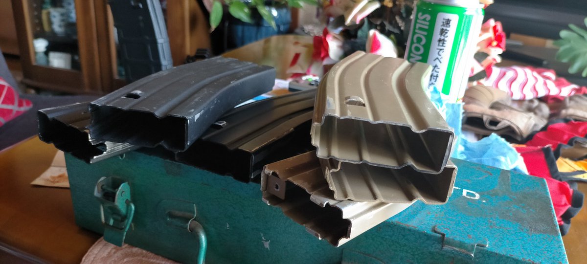 UKikkoman's tweet photo. WE のSTANAGマガジンの分解メンテナンス中
GEN2モデルなので整備性はまだいい方
とりあえず中性洗剤で洗浄してその後バルブのグリスアップ予定

#WE_TECH  #STANAG #マガジン #M4A1 #HK416 #GBB #メンテナンス https://t.co/XAHPoApv2J