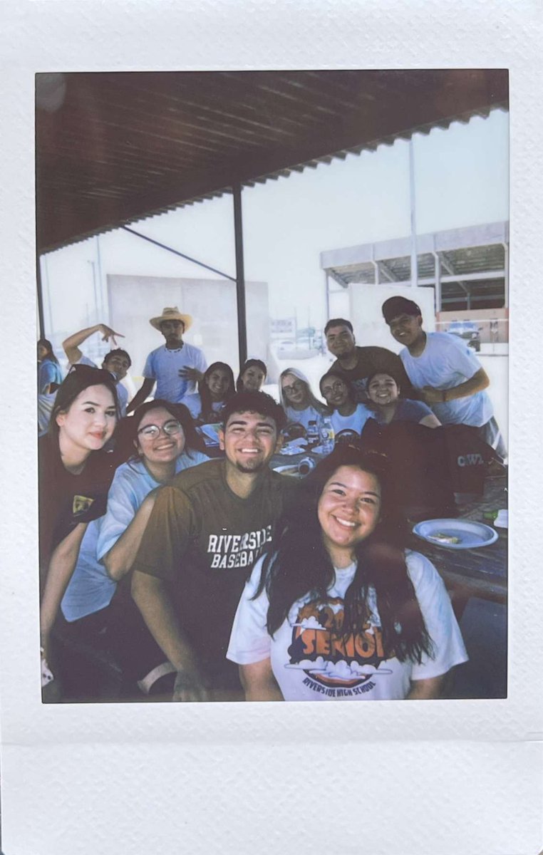 RHSClassof2022_'s tweet photo. We’ll see you seniors tomorrow morning for our senior breakfast and graduation practice! #lastday #riverside4ever https://t.co/LMvzUiifPD