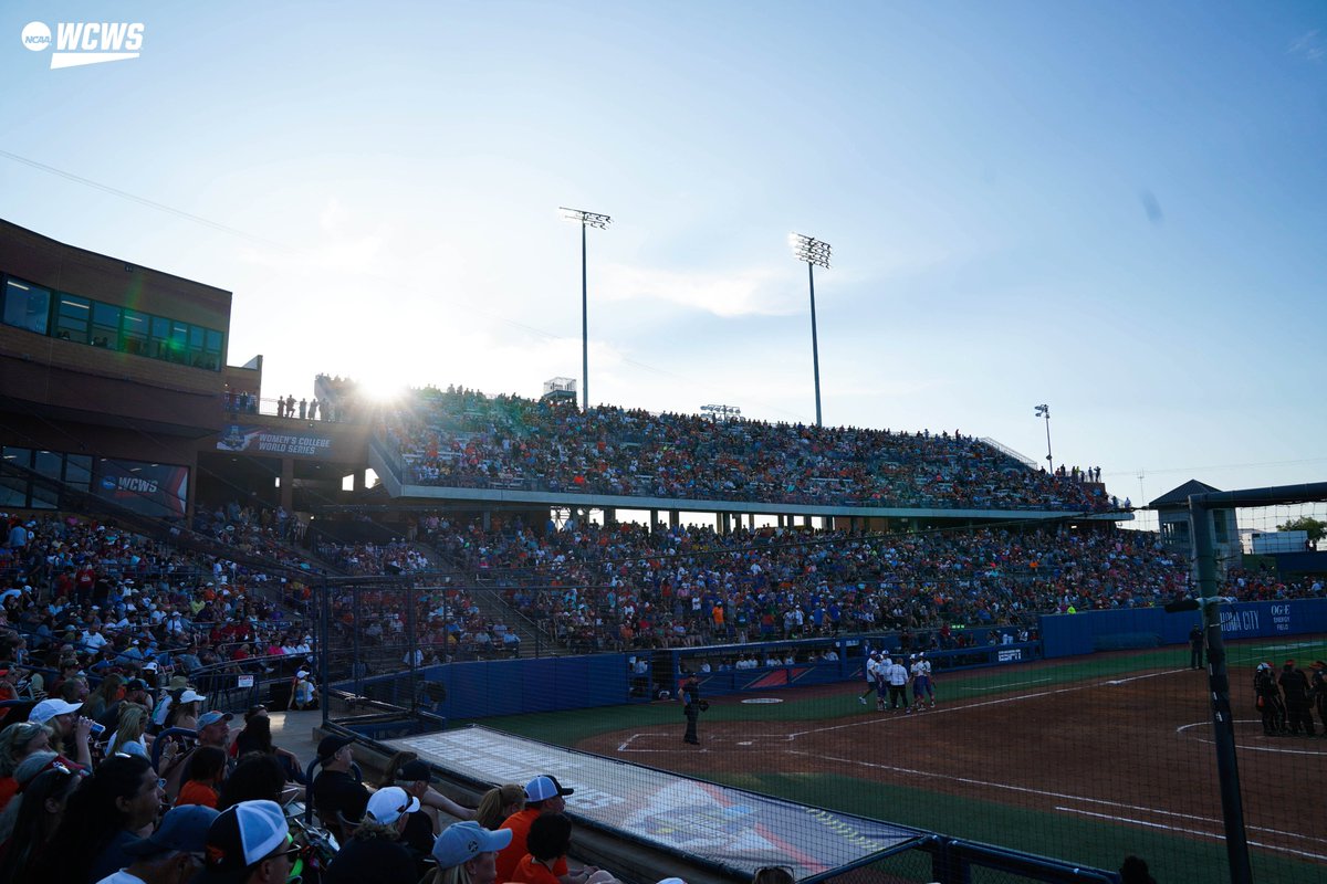 NCAASoftball's tweet photo. A record breaking evening! 🙌

Tonight's attendance of 12,320 is a Session 2 record!

#WCWS https://t.co/SlY1hmVXr4