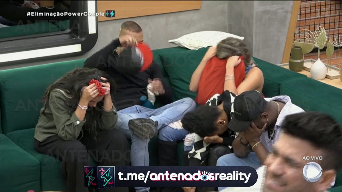 AdrianoNM10's tweet photo. MELHOR CENA DE HOJE KKKK Grupão borrando a maquiagem. #cabinededescompressao #poeer https://t.co/wZPsB68DcU