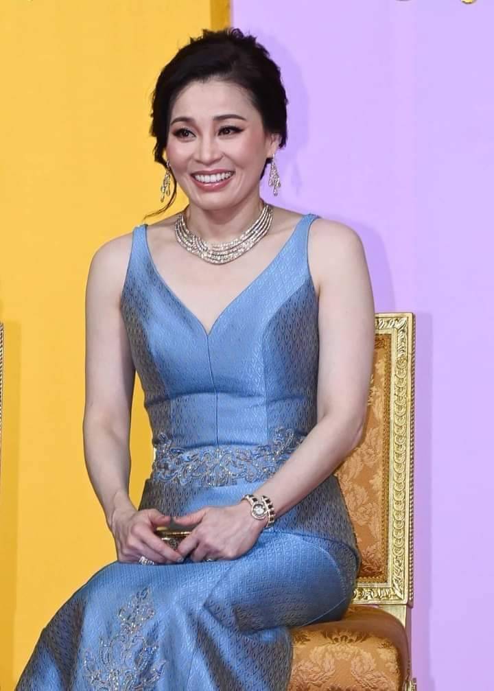 ขอพระองค์ทรงพระเจริญ 🙏💜