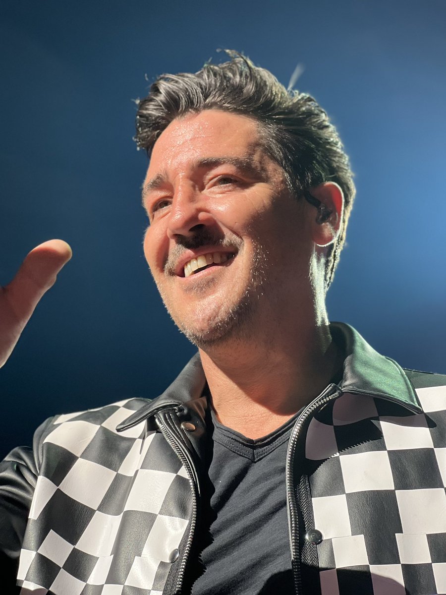 funybunyz's tweet photo. The smile says it all!! We so missed you too😘😘😘😘😘 #NKOTBMixtapeTour https://t.co/HvMBryTcjb