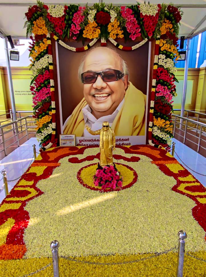 TRBRajaa's tweet photo. சிலையாய் திராவிட மலையாய் எழுந்து நிற்கிறார் நம் கலைஞர் 🌄 #HBDKalaignar99 https://t.co/X9m3trrDYi