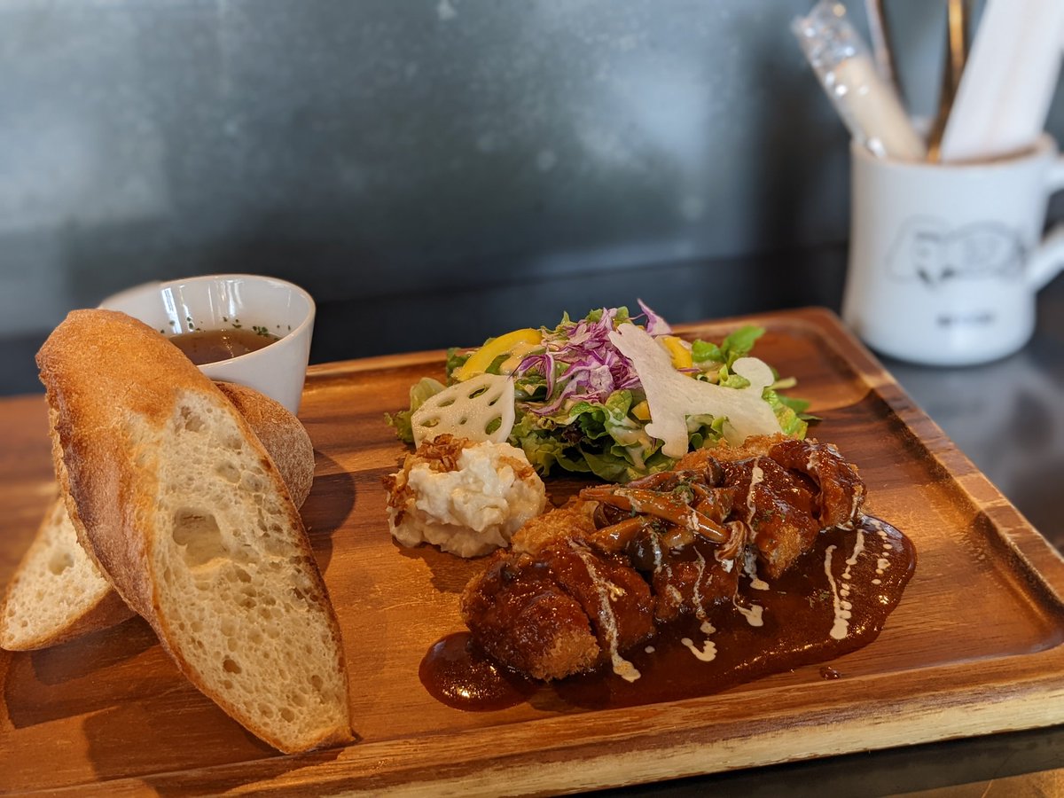 KenKenspoon2's tweet photo. 知り合いがやってる倉敷のお店REGODでLunch🍴
限定のハンバーグランチと迷ったけど・・・ミルフィーユカツに(๑'ڡ'๑)୨
#REGOD https://t.co/4GTYmxwGUr