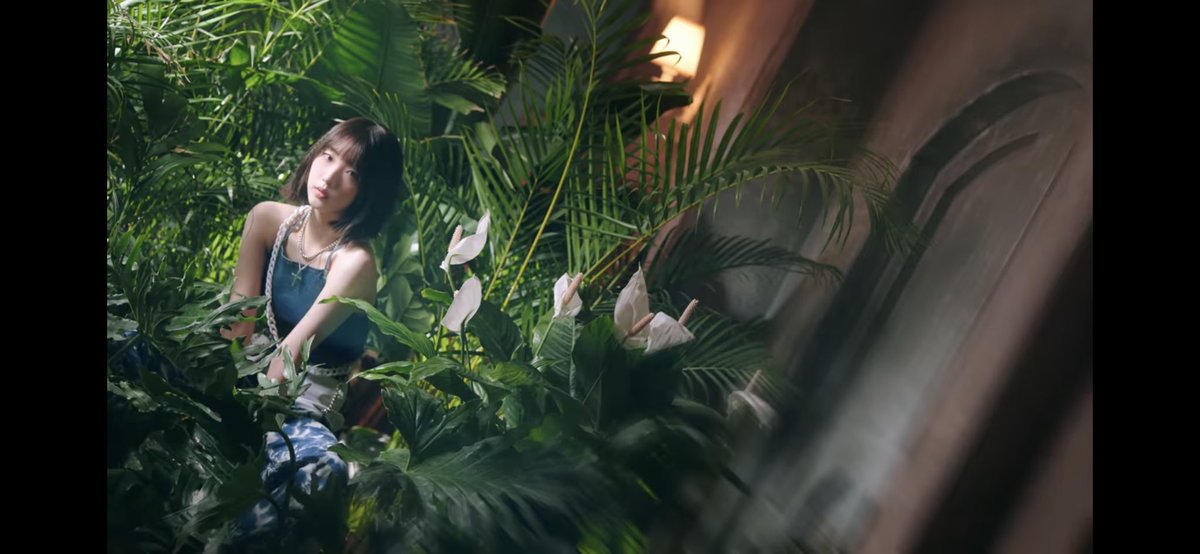 LOONAGEDDON's tweet photo. Much alluding to Yeojin being lost in Eden! https://t.co/uY4vK9u4bk